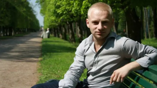 د روسيې د کازان د ښار د ترکي تاتار لیسې یو پخوانی زده کونکی، ماکسیم اورازایوف، وايي د ښوونځي ټینګ ډسپلین يې په یاد دی.