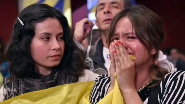 哥伦比亚选民以50.24%比49.76%的微弱差距否决了政府与哥伦比亚左翼反叛武装力量签署的和平协议