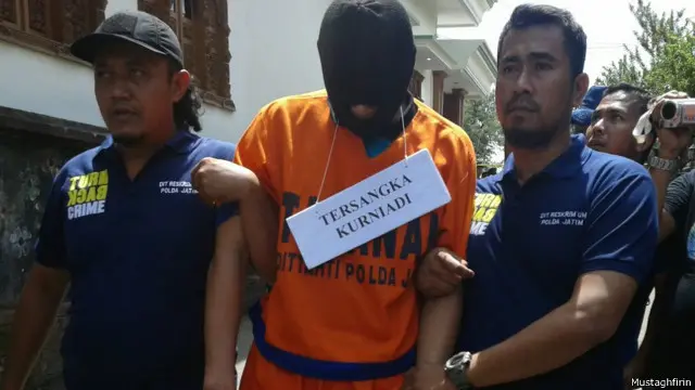 Salah-seorang tersangka pembunuhan bekas anggota padepokan Dimas Kanjeng saat rekonstruksi, Senin (03/10).