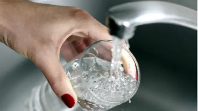 喝點水都會讓蕾切爾的嘴巴倍感灼燒。（圖片來源：Getty Images）