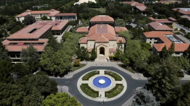 戴維·帕卡德 (Dave Packard) 和比爾·休利特 (Bill Hewlett) 曾就讀的斯坦福大學坐落在硅谷中