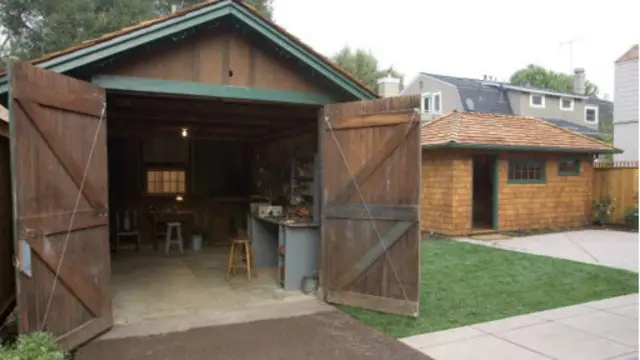 在戴維·帕卡德和比爾·休利特曾經使用的車庫門前樹立著一個公告牌，上面寫著「硅谷的誕生地」（圖片來源：Getty Images）