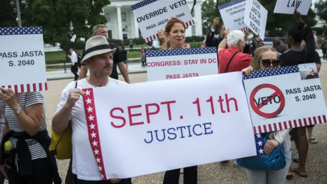 يطالب أقارب الضحايا بالعدالة لذويهم