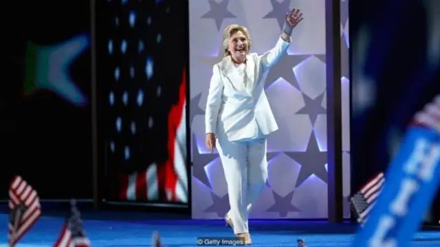 Bộ trang phục trắng bà Clinton ở Đại Hội Đảng Dân Chủ được các nhà bình luận phân chiết theo vô cùng nhiều cách (Credit: Getty Images)