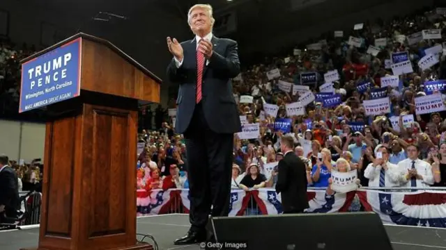 Trump luôn trung thành với bộ com lê xanh suốt trong cuộc vận động, không bao giờ mặc đơn giản hoặc dùng hàng thể thao (Credit: Getty Images)