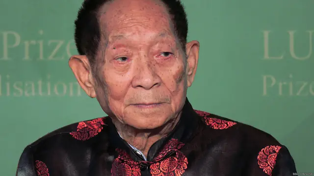 袁隆平在专访中表示，愿意作为志愿者试吃转基因大米。