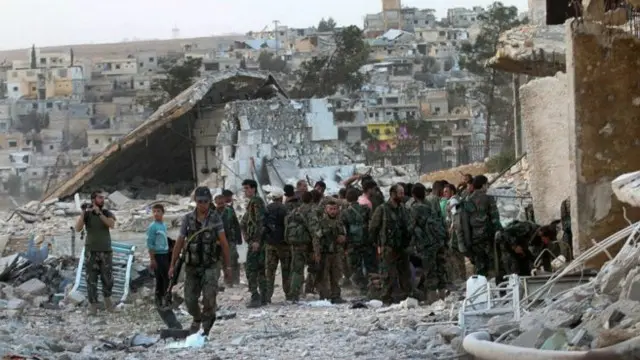 Quân chính phủ Syria, có sự hỗ trợ của không quân Nga, đang chiếm lại Aleppo