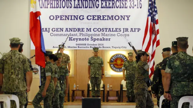 美国和菲律宾星期二(10月4日)在马尼拉东部的达义市举行了两栖登陆联合军演