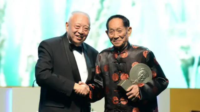 袁隆平于周一（10月3日）在香港获颁2016年“吕志和奖—世界文明奖”持续发展奖。图为与香港前特首董建华与合影。