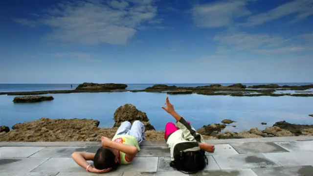 Calm向用户展示溪流、风暴和海浪的视频,帮助他们放松身心(图片来源:Getty Images)