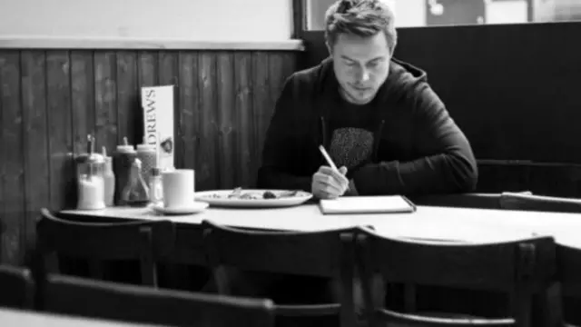 今年32岁的亚历克斯·图正在全身心地创办一家专注于正念的企业,而不再关注娱乐内容(图片来源:Alex Tew)