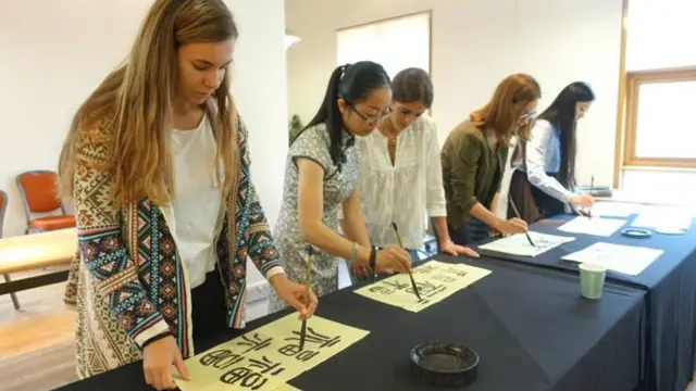 学生在练习写“福”字。