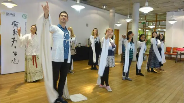 学生在学习舞蹈“贵妃醉酒”。