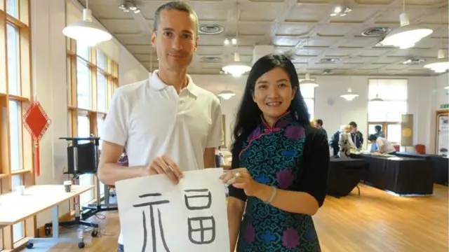 活动参与者丹尼斯与伦敦孔子学院中方院长李锷。