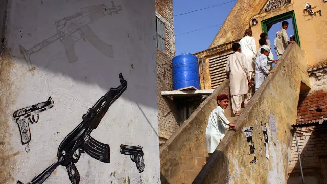 د ښوونځیو او ان پوهنتونونو پر دیوالونو جګړې ته د لیوالتیا نښې نښانې لیدل کېږي