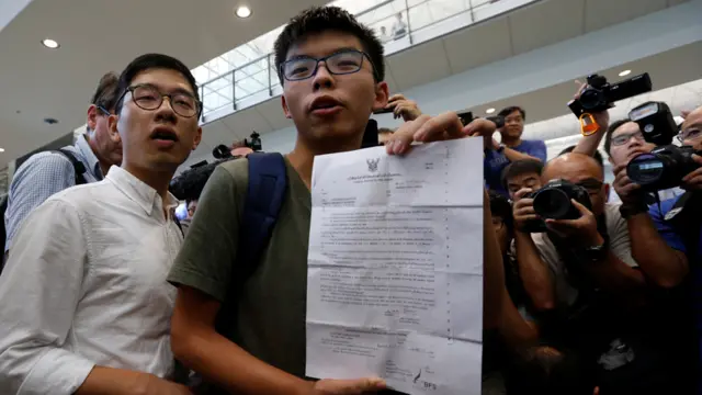 黄之锋在香港机场出示泰国驱逐文书（5/10/2016）
