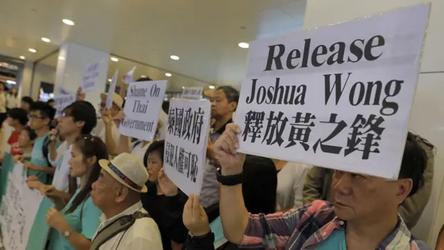 香港众志党员在香港泰国总领馆楼下抗议（5/10/2016）