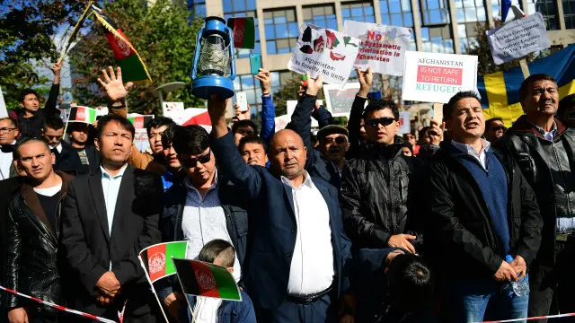 د بروکسل غونډې له تالاره بهر یو شمېر افغانانو مظاهره وکړه