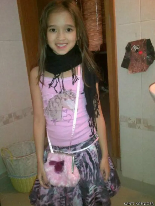 Tara Koeniger, “Aku suka di sini saja. Makanannya enak, (cuacanya) panas, terus orangnya enak, selalu happy tak kayak orang Jerman.”