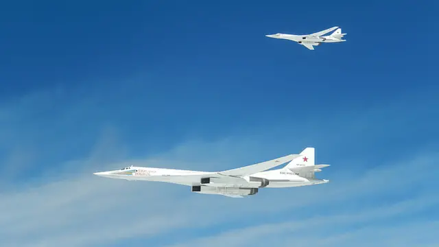 图-160战略轰炸机(Tu-160)是俄罗斯的变后掠翼重型超音速战略轰炸机。在俄空军中的主要任务是战略核打击。