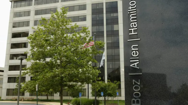 Booz Allen Hamilton cũng là nhà thầu từng thuê Edward Snowden
