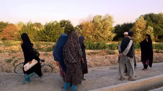 دغه ښځې د ورځې په ډېرې کمې مزدورۍ کار کوي