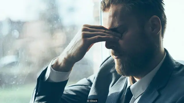 Căng thẳng có thể dẫn tới những thói quen xấu như hút thuốc, uống rượu và dễ dàng dẫn bạn đến mức kiệt sức