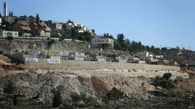 Israel bersikeras bahwa mereka hanya menyetujui pembangunan kurang dari 100 rumah.