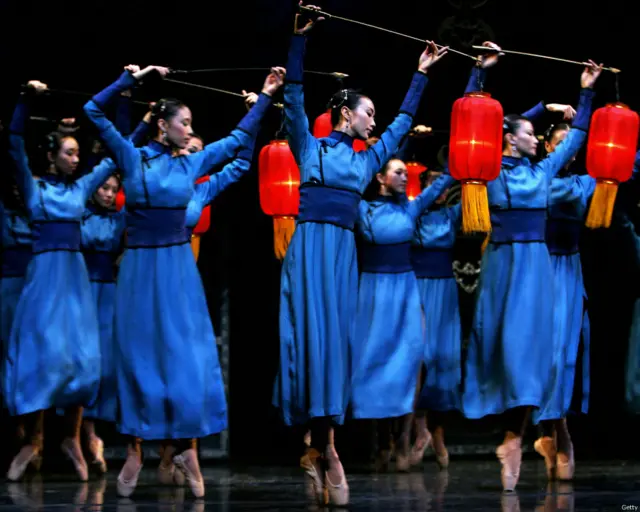 由张艺谋电影改编的芭蕾舞剧“大红灯笼高高挂”（资料照片）。