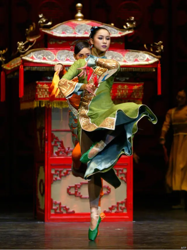 由张艺谋电影改编的芭蕾舞剧“大红灯笼高高挂”（资料照片）。