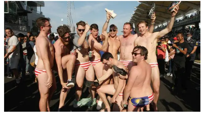 Sembilan pria Australia