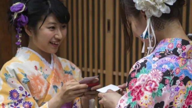 在日本东京和京都交换名片的女士(图片来源：Getty Images)