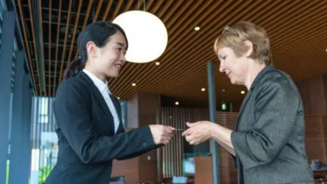 在日本京都交换名片的职场女性(图片来源：Pavliha/ Getty Images)