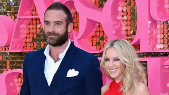 Kylie Minogue dan Joshua Sasse