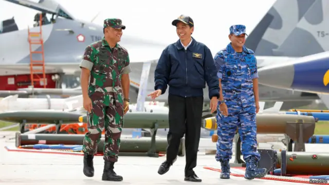 Presiden Jokowi berbincang dengan Panglima TNI Jenderal Gatot Nurmantyo dan Kasau Marsekal TNI Agus Supriatna.