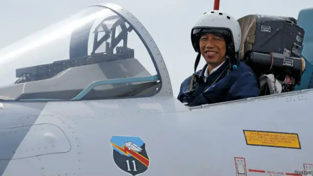 Presiden Jokowi berada di kokpit jet tempur Sukhoi Su-27/30 di Natuna.