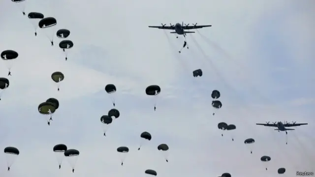 Paskhas TNI AU melakukan penerjunan statis dan dinamis dari pesawat Hercules C-130 dalam latihan di Natuna.