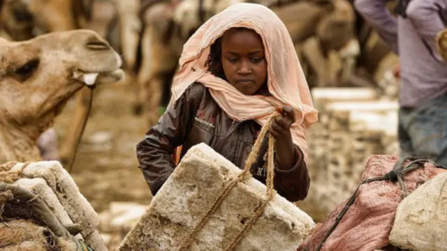 阿法部落从附近的湖水中提取盐贩卖（图片来源：Dave Stamboulis）