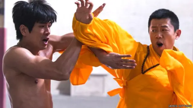 《龙之诞生》剧照 - 伍允龙(左)饰演李小龙