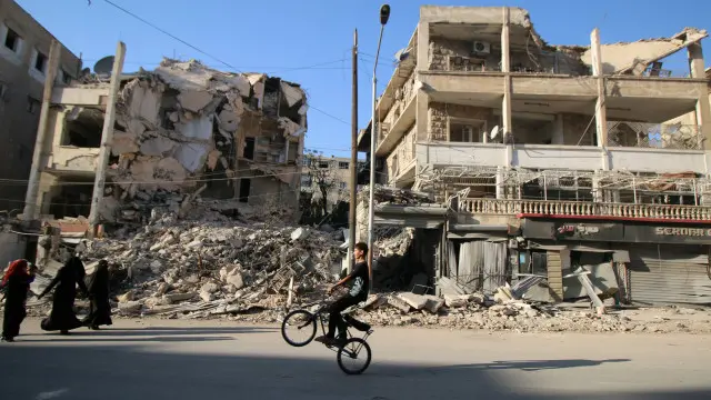 الجيشان السوري والروسي يكثفان هجماتهما على المناطق الشرقية، الواقعة تحت سيطرة المعارضة المسلحة، من حلب منذ انهيار هدنة قصيرة يوم 19 من الشهر الماضي.