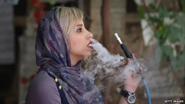 女郎的装束很能说明问题