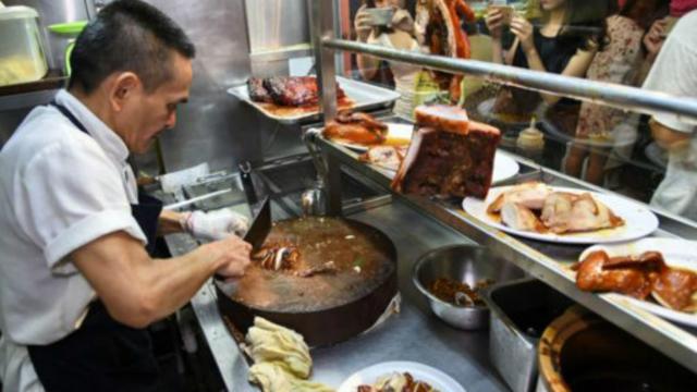 新加坡有两家米其林一星路边摊，厨师陈翰铭(Chan Hon Meng)所经营的就是其中之一。(图片来源：Getty Images)