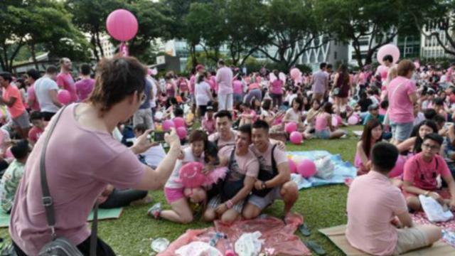 成千上萬的人聚集在芳林公園，慶祝新加坡同性戀群體的年度「粉點」聚會(圖片來源：Getty Images)
