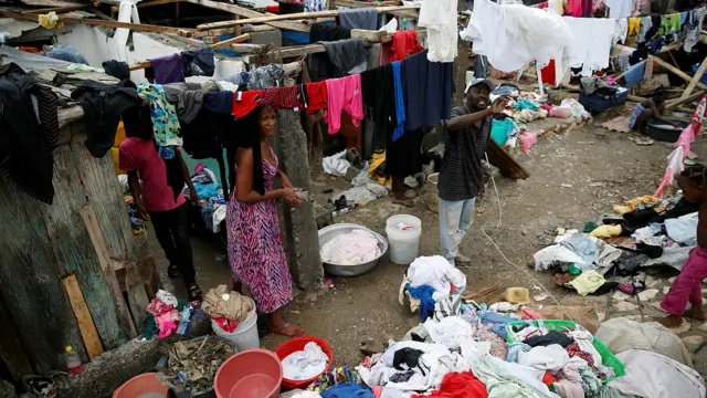 بدأت السلطات جهودها لاحتواء الأضرار الناجمة في بعض المناطق.