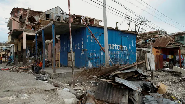 اشتكى مواطنون من قلة الطعام والمياه الصالحة للشرب.