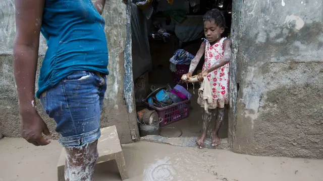 غمر الطمي والمياه المنازل جنوبي هايتي، ودمرت بعض المنازل جراء سقوط الأشجار عليها.