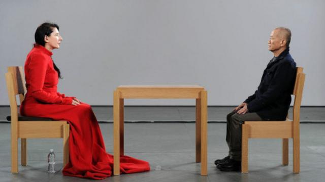 在2010年作品《艺术家现场》中，生于贝尔格莱德的行为艺术家玛丽娜·阿布拉莫维奇与画廊观众对目而视。(图片来源: Getty Images)