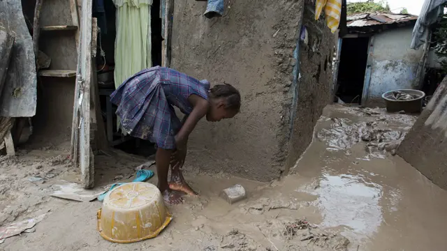 أعرب مسؤولون عن مخاوفهم من احتمال انتشار الكوليرا لأن المياه ربما أصبحت ملوثة بسبب الفيضانات.