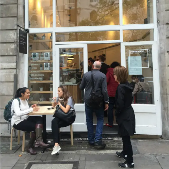 Lundenwic中午时分大排长龙。