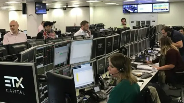 有人认为引发抛售英镑可能是一个简单的错误引起，或者是所谓的“乌龙指”交易引起